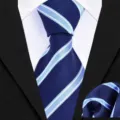 Klassisches dunkelblaues Herren Krawatten und Einstecktuch Set mit diagonalen Streifen. - Blau Weiß Köper