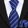 Blau gestreifte Herren Krawatte und Einstecktuch Set, klassisches Business Herrenaccessoire. - Kleiner Blauer Twill