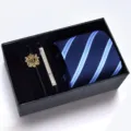 Detailansicht Herren Krawattengeschenkset mit blauer Krawatte und schöner Anstecknadel. - KHVA8001-1B