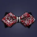 Dettaglio papillon con strass di cristallo scintillante, lussuoso collo da sposo rosso argento. - Rosso