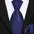Nahaufnahme Detail von Herren Business dunkelblau gestreifte Krawatte und Einstecktuch. - Marineblauer Köper