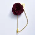 Burgunderrote Stoffrosen-Anstecknadel mit Goldkette und Blatt, elegante Hochzeitsbrosche. - Burgunderrot
