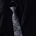 Nahaufnahme Detail einer eleganten schwarzgrauen Paisley Muster Reißverschluss Krawatte. - Koreanischer Reißverschlussbinder(R6061) / 6cm / Schwarz und Grau