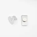 Detailopname van de zilveren magnetische kraagclip en kreukvrije hemdbevestigingsknop. - Zilver