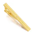 Goldenfarbene Krawattenklammer für Herren mit strukturierter Mitte und funkelndem Kristall. - Weißer Strass (Z1312-1) / Gold