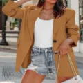 Vue détaillée d'un blazer camel élégant associé à un short en jean et un débardeur blanc. - S / Jaune