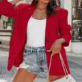 Vue détaillée d'un élégant blazer rouge en extérieur, mettant en valeur la texture. - S / Rouge