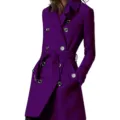 Vista dettagliata dell'elegante cappotto in lana viola con bottoni doppiopetto e cintura. - Taglia M / Viola