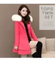 Detailansicht des eleganten koreanischen Wollmantels mit Pelzkapuze und tailliertem Schnitt. - Fuchsia