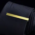 Minimalistische goldene Krawattenklammer im Detail, elegantes 6cm Accessoire für Herren. - Mittlerer Streifen / Gold