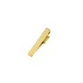 Gedetailleerde close-up van een elegante gouden metalen dasclip met een glad gepolijste afwerking. - Z1415-P (Kaartpapier Verpakking)