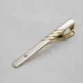 Nahaufnahme Detail des goldenen Metall Krawattenklips mit feinem Kristallakzent. - Z1602 Stil mit Kette / Gold