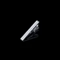 Gedetailleerd aanzicht van de 4 cm korte zilveren metalen dasclip met fijne lijnen. - Z1407 (Individuele OPP Zak)