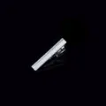 Gedetailleerd overzicht van korte zilveren dasclip, 4cm lengte, geometrisch patroon. - Z1409-P (Kaartpapier Verpakking)
