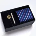 Detailansicht des Business Krawatten Sets mit blauer gestreifter Krawatte Krawattenklammer und Box. - KHVA8006-1B