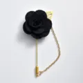 Schwarze Stoff Kamelie Blume Brosche mit goldfarbenem Nadelstab Blatt und Haenkende Kette - Schwarz