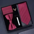 Stijlvolle bordeauxrode stropdas set voor heren inclusief vlinderdas, pochette en accessoires. - KH5A8051-15 handgeknoopt model