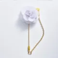 Elegante weiße Kamelien-Blumen-Brosche mit Goldkette langer Nadel Hochzeits-Revers-Accessoire. - Weiß