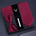 Bordeaux rode stropdas cadeauset voor heren met vlinderdas, pochet en speld voor formele stijl. - KH5A8052-15 zelfstrikkende stropdas