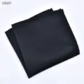 Detailopname van heren zwarte gestructureerde pochette, fijne geweven stof voor kostuum. - Gestreepte Borstzakdoek (X8007)