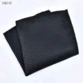 Gedetailleerd overzicht van een zwart gestreept heren pak pochette, getextureerde stof. - Gestreepte Borstzakdoek (X8010)