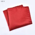 Detailopname van een rode gestructureerde heren pochet netjes gevouwen voor formeel kostuum. - Gestreepte Borstzakdoek (X8012)