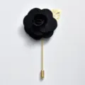 Élégante broche fleur de camélia en tissu noir avec tige et feuille dorée pour costume marié. - Noir