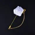 Weisse Satin Rosen Boutonniere mit goldener langer Nadel und Kette fuer die Hochzeitsdeko. - Weiß