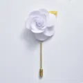 Broche fleur de camélia en tissu blanc avec tige dorée pour costume de marié de mariage - Blanc