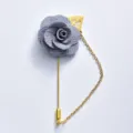 Graue Stoff-Kamelienbrosche mit Goldkette und Blatt, elegantes Hochzeits-Accessoire. - Grau