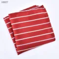 Bordeauxrode pochet voor heren met witte strepen, perfect voor trouwpakken en formele mode. - Gestreepte Borstzakdoek (X8027)