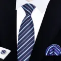 Vue détaillée d'un ensemble assorti cravate zippée business, pochette et boutons de manchette. - Cravate d'Affaires Fermoir (W4R8006-1)