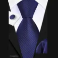 Herren Business blau gestreifte Krawatte Set mit 8cm Krawatte, Einstecktuch und Manschettenknöpfen. - Marineblauer Köper