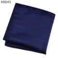 Donkerblauwe gestreepte heren pochet voor formele pakken en trouwkostuum accessoires. - Gestreepte Borstzakdoek (X8045)