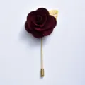 Broche fleur de rose en tissu bourgogne, élégante tige dorée pour mariages et fêtes. - Bordeaux