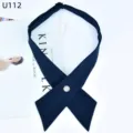 Dettaglio cravatta a croce blu scuro con bottone di perla per uniforme JK e accessori eleganti. - U112 blu navy