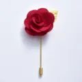 Broche fleur camélia en tissu rouge avec tige dorée pour décoration de costume de marié de mariage - Rouge