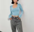 Λεπτομερής κοντινή λήψη κομψού γαλάζιου crop top μακρυμάνικου, μαλακό ύφασμα και εφαρμογή. - S / Γαλάζιο