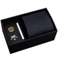 Herren Geschenkset mit dunkelblauer gemusterter Krawatte, Brosche und eleganter Krawattenklammer. - HVY8107