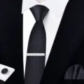 Gros plan détaillé d'une cravate noire classique à rayures pour homme avec pince et boutons. - Cravate à nouer soi-même 6 cm étroite - W6A6010-1