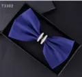 Primo piano dettagliato del papillon in raso blu con anello centrale in strass. - Blu scuro