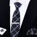 Detail de ensemble de cravate a carreaux noir classique avec pochette et pince assorties. - Cravate à nouer soi-même 6 cm étroite - W6A6016-1
