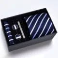 Vista detallada del lujoso conjunto de corbata a rayas azul marino para hombre con gemelos. - Caja de Esponja Hecho a Mano Rayas Azul Blanco