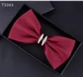 Dettaglio papillon rosso con strass, elegante accessorio in tessuto per matrimonio formale. - Rosso