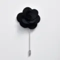 Schwarze Stoff Kamelie Blüte Anstecknadel Broche, eleganter Bräutigam Hochzeitsanzug. - Schwarz