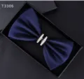 Vista dettagliata del papillon blu scuro da uomo con anelli di strass nella scatola regalo nera. - Blu scuro
