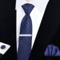 Détail de l'ensemble de cravate étroite pour homme avec cravate bleue et pochette. - À nouer | 6 cm étroit | W6A6040-1