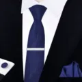 Ensemble cravate homme bleu marine avec pince cravate boutons de manchette et pochette. - Cravate à nouer | 6cm Slim | W6A6042-1