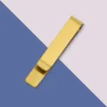 Detailansicht einer eleganten minimalistischen goldenen Krawattenklammer mit edlem Schliff. - Krawattenklammer / Gold Spiegel Armband