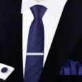 Ensemble de cravate rayée bleu marine pour homme avec pochette et boutons de manchette assortis. - Cravate à nouer | 6cm Slim | W6A6045-1
